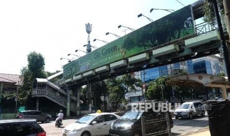  Papan iklan memenuhi hampir seluruh badan JPO di Jakarta Selatan, Kamis (29/9).