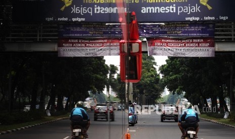 Papan iklan sosialisasi pengampunan pajak (ilustrasi)