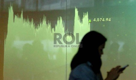 Papan layar menunjukan harga saham di Bursa Efek Indonesia