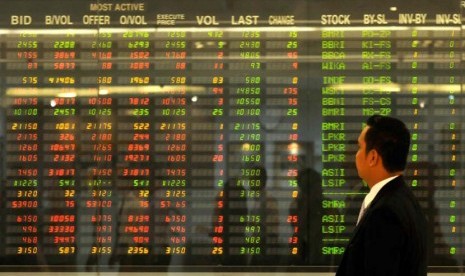 Papan monitor lebar menunjukan pergerakan harga saham di Jakarta, Senin (16/6).