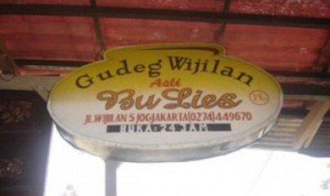 Papan nama Gudeg Bu Lies di Jalan Wijilan, Yogyakarta.