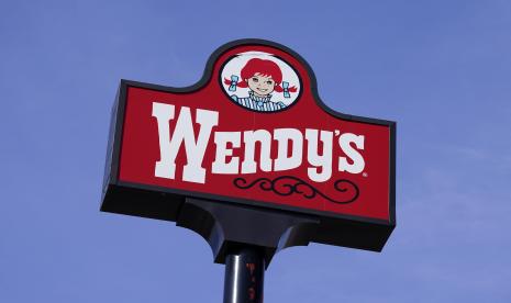 Papan nama restoran Wendys. Wendys berhenti menyelipkan romain lettuce di sandwich-nya setelah beberapa orang jatuh sakit setelah mengonsumsinya. Kemungkinan, romain lettuce tersebut tercemar E.coli.