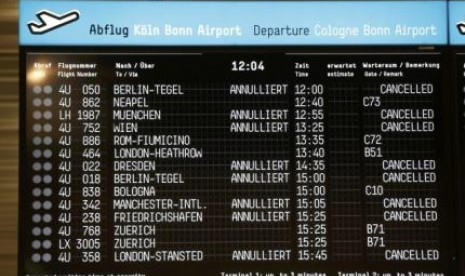 Papan pengumuman di bandara di Jerman menunjukkan pembatalan sejumlah penerbangn Lufthansa.