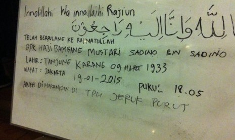  Papan pengumuman informasi pemakaman di kediaman almarhum Bob Sadino, Senin (19/1) malam WIB.