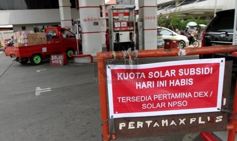  Papan pengumuman solar bersubsidi habis di SPBU