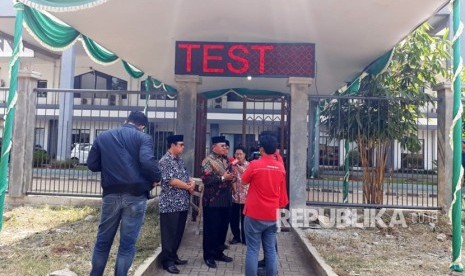 Papan running text di area parkir Asrama Haji Pondok Gede yang menyajikan informasi untuk pengantar calhaj dan penjemput jamaah haji, Ahad (15/7).