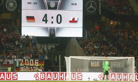 Papan skor menunjukkan skor akhir 4-0 untuk kemenangan tuan rumah Jerman saat menjamu Gibraltar di laga Grup D kualifikasi Piala Eropa 2016 di Nueremberg pada Jumat (14/11). 