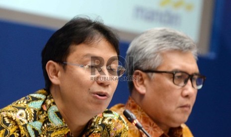 Paparan Kinerja 2014: CEO Bank Mandiri Budi G. Sadikin (kiri), dan Deputy Group CEO Riswinandi saat penyampaian paparan publik kinerja triwulan IV-2014 di Plaza Mandiri Jakarta, Rabu (11/2). 