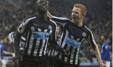 Papis Cisse merayakan golnya ke gawang Everton bersama Jack Colback, Ahad (28/12).