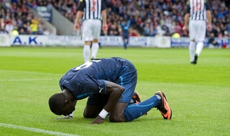 Papiss Cisse melakukan selebrasi sujud usai mencetak gol.