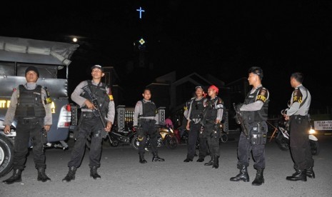 Papuan police guard a location in Mimika on Easter (illustration).