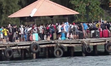 Para ABK WNI saat tiba di Pulau Sebaru Kecil, Kepulauan Seribu, Jakarta