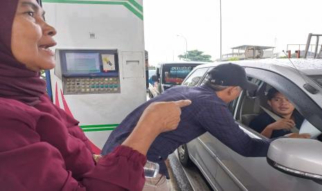 Para ahli waris lahan di Jatikarya, Kota Bekasi membagikan selebaran di pintu Tol Cimaci pada Selasa (7/2/2023).