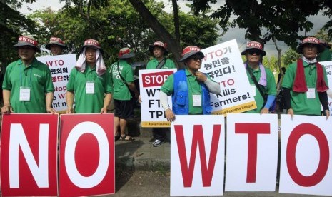 Para aktivis berunjuk rasa memprotes pertemuan Konferensi Tingkat Menteri Organisasi Perdagangan Dunia (WTO) di Denpasar, Bali, Selasa (3/12).   (AP/ Firdia Lisnawati)