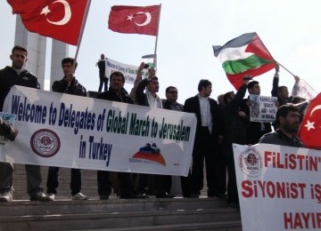 Para aktivis dan warga Turki saat menyambut peserta konvoi GMJ Rute 1 di Kota Istanbul, Turki.