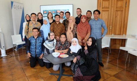 Para aktivis penggerak Young Islam Conference (JIK) berfoto bersama para intelektual muda Indonesia yang mengikuti program Life of Muslims in Germany 2018 di Berlin, Jerman, Kamis (19/6). 