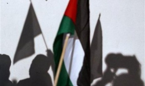 Para aktivis Viva Palestina mengibarkan bendera Palestina dalam konferensi pers di Kairo, Mesir.