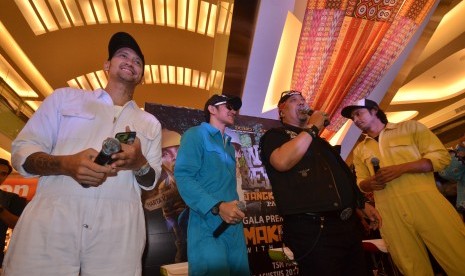 Para aktor film Warkop DKI Reborn Tora Sudiro (kiri), Vino G Bastian (kedua kiri), Indro (kedua kanan) dan Abimana Aryasatya (kanan) menyapa penggemarnya saat promo di Trans Studio Mall, Makassar, Sulawesi Selatan, Senin (28/8).