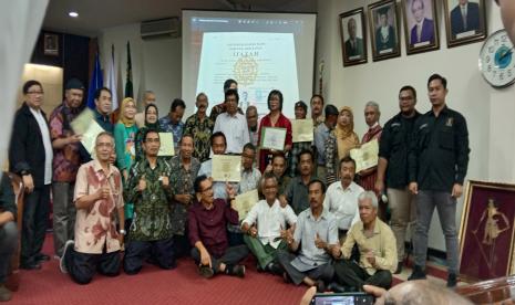 Para alumni Fakultas Kehutanan UGM angkatan 1980 yang tergabung dalam Keluarga Alumni Fakultas Kehutanan Universitas Gadjah Mada (KAGAMAHUT) angkatan 1980 memegang ijazah asli masing-masing dan bukti foto ijazah asli Joko Widodo di 