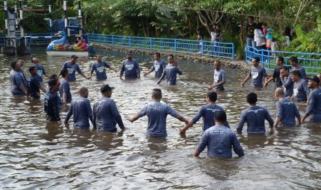 Para alumni SMA Muhammadiyah 1 Yogyakarta angkatan 2003 saat melakukan akitivitas outbound di kolam air di Kampung Flory Yogyakarta, Sabtu (20/4).