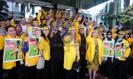 Para alumni Universitas Indonesia (UI) melakukan aksi mendukung KPK di halaman gedung KPK, Jakarta, Rabu (18/2).