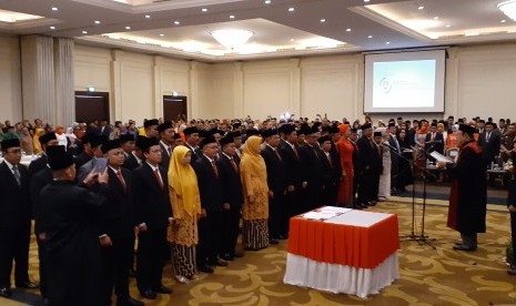 Para anggota DPRD Kabupaten Bandung Barat (KBB) terpilih periode 2019-2024 saat membacakan sumpah jabatan di Hotel Mason Pine, Kecamatan Padalarang, Kabupaten Bandung Barat, Senin (26/8).