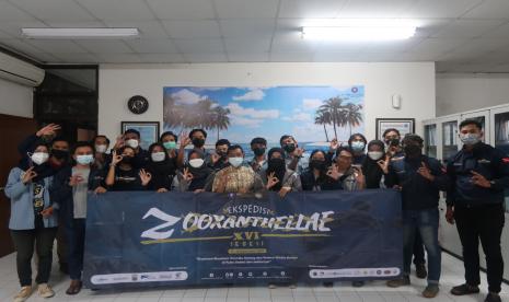  Para anggota FDC IPB berpose di sela kegiatan Ekspedisi Zooxanthellae Pulau Sabesi.