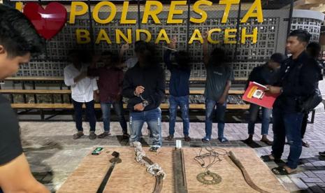 Para anggota gangster dan barang bukti saat diamankan polisi di Mapolresta Banda Aceh, Senin (18/9/2023) 