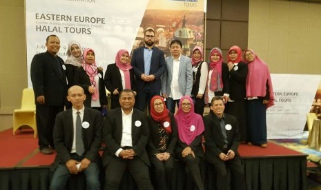 Para anggota IITCF berfoto bersama dengan wakil Monarchia Tours seurai presentasi wisata halal Eropa Timur di Jakarta, Kamis (20/7).