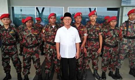 Para anggota Kokam berbaret merah dan berseragam lorenf ketika mengawal ustaz Abdul Somad sesampainya di Bandara Sorong (22/9).