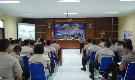 Para anggota Polisi Air Polda Metro Jaya mengikuti pelatihan komunikasi efektif yang diadakan bekerja sama dengan AMIK BSI Yogyakarta.