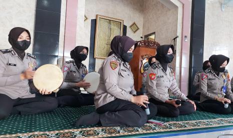 Para anggota polisi wanita (polwan) Polres Salatiga berlatih kesenian rebana di masjid Sunan Kalijaga, kompleks Mapolres Salatiga, Kota Salatiga, jawa Tengah, Jumat (1/4). Di tengah  tugas rutin sebagai anggota kepolisian, mereka menyemarakkan Ramadhan kali ini dengan berlatih kesenian rebana.