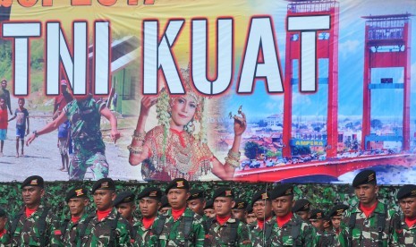 Para anggota TNI mengikuti upacara peringatan hari jadi ke- 72 TNI, di lapangan Jasdam Palembang, Sumsel, Kamis (5/10). 