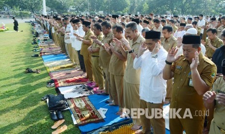 Para Aparatur Sipil Negara (ASN) dan masyarakat melakukan shalat Istisqa, di Lapangan Gasibu, Kota Bandung. (Ilustrasi)