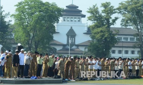 Para Aparatur Sipil Negara (ASN) dan masyarakat melakukan shalat Istisqa (istisqa).