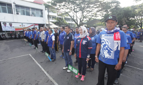 Para Aparatur Sipil Negara (ASN) mengenakan atribut Arema FC pada apel pagi di Alun-alun Merdeka, Kota Malang, Jumat (12/4). 