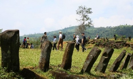 Para arkeolog melintas di Teras IV Situs Megalitikum Gunung Padang, Cianjur, Jawa Barat, Sabtu (11/5). Sejumlah arkeolog dan geolog dari beberapa universitas melakukan kunjungan ke situs megalitikum terbesar di Asia Tenggara tersebut.