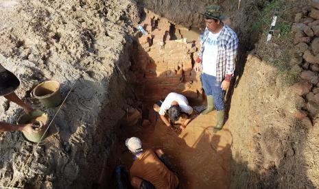 Para arkeolog menyimpulkan bangunan kuno yang sedang dilakukan ekskavasi di situs Candi Dingkel Desa Sambimaya, Kecamatan Juntinyuat, Kabupaten Indramayu, sudah menerapkan teknologi tahan gempa. Hal tersebut dibuktikan dengan ditemukannya lapisan pecahan bata halus (gravel) yang mengelilingi lantai dasar bangunan. 