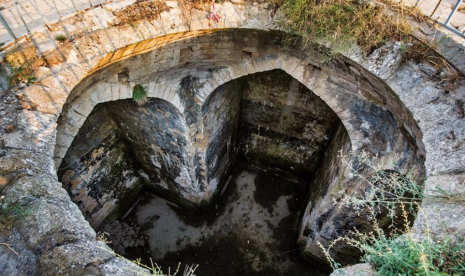 Para arkeolog sedang menyelidiki struktur misterius yang terkubur jauh di bawah tanah di Rusia.