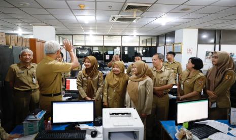 Para ASN berfoto bersama dengan Ganjar dalam Acara Terima Kasih Jawa Tengah yang dihelat di Kantor Gubernur Jateng, Kota Semarang. 