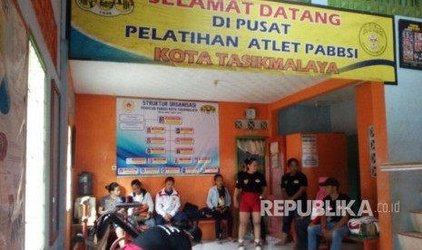 Para atlet angkat berat Kota Tasik tengah berlatih di GOR Persatuan Angkat Besi dan Binaraga Seluruh Indonesia (PABBSI) di Jalan Letjen Mashudi, Kelurahan Setiaratu, Kecamatan Cibeureum, Kota Tasikmalaya.