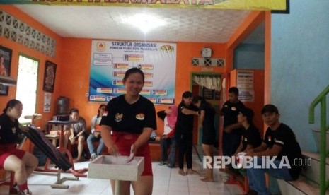 Para atlet angkat berat Kota Tasik tengah berlatih di GOR Persatuan Angkat Besi dan Binaraga Seluruh Indonesia (PABBSI) di Jalan Letjen Mashudi, Kelurahan Setiaratu, Kecamatan Cibeureum, Kota Tasikmalaya.