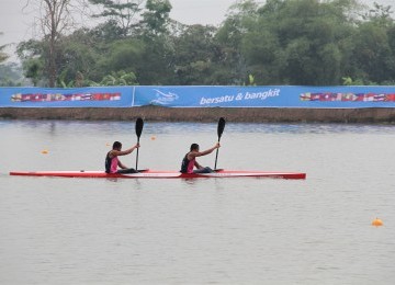 Para atlet cabor dayung melakukan uji coba lintasan dan persiapan akhir jelang perlombaan di danau Cipule, Karawang, Jabar, 10/11/2011. (Republika Online/Fafa)