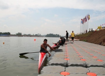 Para atlet cabor dayung melakukan uji coba lintasan dan persiapan akhir jelang perlombaan di danau Cipule, Karawang, Jabar, 10/11/2011. (Republika Online/Fafa)