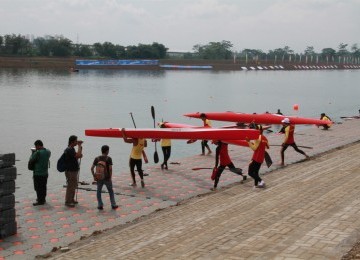 Para atlet cabor dayung melakukan uji coba lintasan jelang perlombaan di danau Cipule, Karawang, Jabar, 10/11/2011. (Republika Online/Fafa)