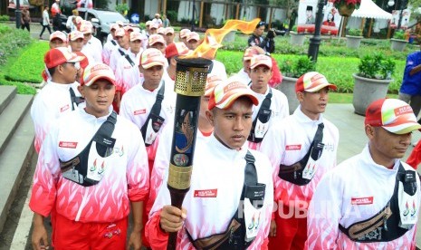 Para atlet Kota Bandung pembawa Api PON XIX dan Peparnas XV sampai di Pendopo, Kota Bandung, Jumat (16/9). (Republika/Edi Yusuf)