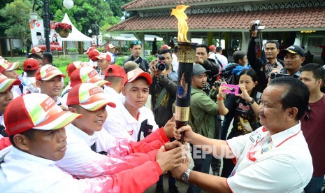 Para atlet Kota Bandung pembawa Api PON XIX dan Peparnas XV menuju Pendopo, Kota Bandung, Jumat (16/9). (Republika/Edi Yusuf)