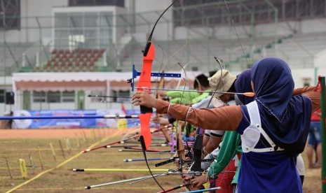 Para atlet panahan berlaga pada Pekan Olahraga Pelajar Daerah (Popda) XII/2018, di SPOrT Jabar Arcamanik, Kota Bandung, Senin (30/7). 3.038 pelajar dari 27 kabupaten/kota di Jabar d