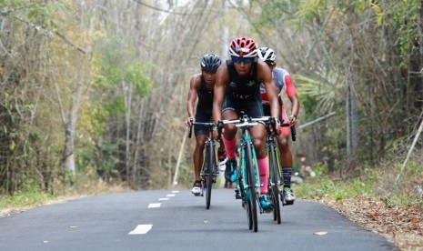 Para atlet sepeda terlihat saling balap pada ajang Savana Duathlon di Taman Nasional Alas Purwo, Ahad (15/9). 