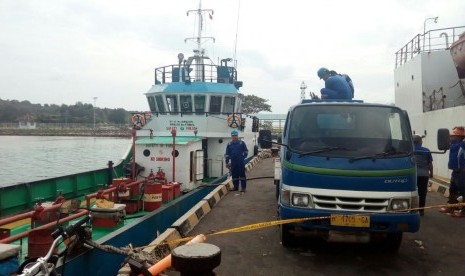 Para awak Kapal Self Propelled Oil Barge (SPOB) Salim mulai membongkar muatan 115 KL BBM untuk warga Karimunjawa, Kabupaten Jepara, di dermaga pelabuhan setempat, Ahad (4/2).